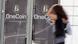 Жена минава покрай офиса на OneCoin в София Жена минава покрай офиса на OneCoin в София