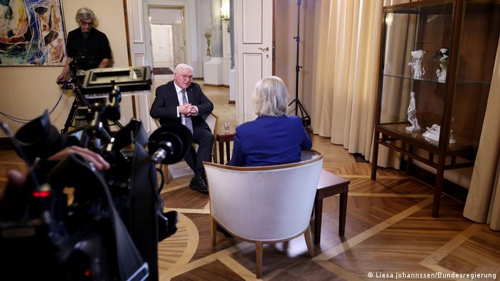 Frank-Walter Steinmeier në bisedë me Rosalia Romaniec, Drejtore e Politikës aktuale të DW, në Schloss Bellevue në Berlin