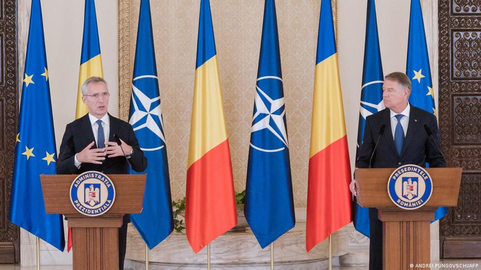 Rumunski predsednik Klaus Johanis (desno) s generalnim sekretarom NATO Jensom Stoltenbergom