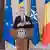الرئيس الروماني كلاوس يوهانيس (يمين) إل جانبا لأمين العام لحلف الناتو ينس ستولتنبرغ (بوخارست، 29.11.2022). 