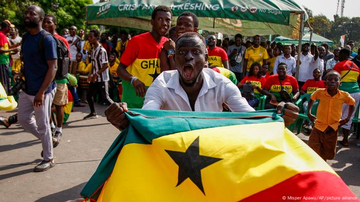 Un fan du Ghana avec le drapeau du pays à Accra