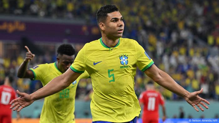 El jugador mira a la grada con los brazos abiertos.