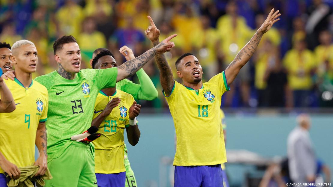 Jogadores da seleção celebrando com os braços para o alto