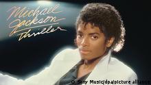Das Cover des Albums «Thriller» von Michael Jackson (undatierte Aufnahme). Vor 40 Jahren stellte Michael Jackson die Musikwelt auf den Kopf. «Thriller» machte den Sänger und Tänzer zum Weltstar. (zu dpa «Thriller»: Schräge Fakten über das Album und den «King of Pop») +++ dpa-Bildfunk +++