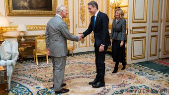 Ο Ελληνας πρωθυπουργός γίνεται δεκτός από τον βασιλιά Κάρολο
