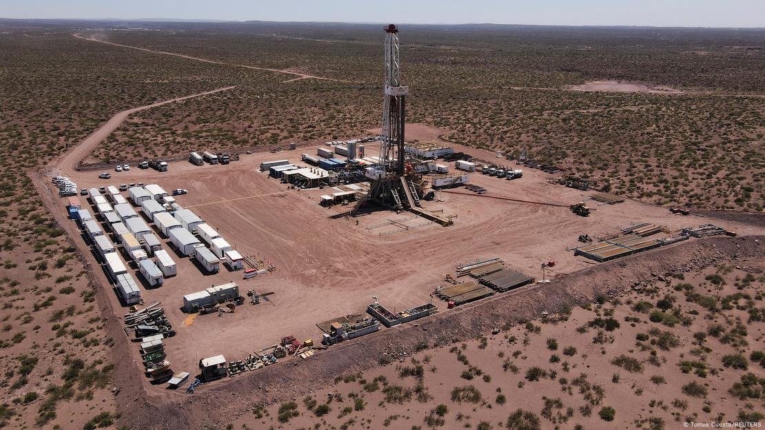 Estação de extração de gás em Vaca Muerta na província de Neuquén, na Argentina. Imagem aérea mostra área quadrada em meio à Pampa argentina, com contêineres brancos do lado esquerdo e, ao centro, torre de perfuração.