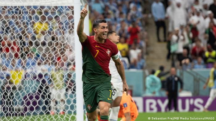 رونالدو يحتفل بعد تسجيل الهدف الأول للبرتغال في شباك أوروغواي بمونديال قطر (28/11/2022)