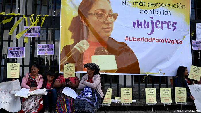 Foto de personas que protestan contra captura de Virginia Laparra