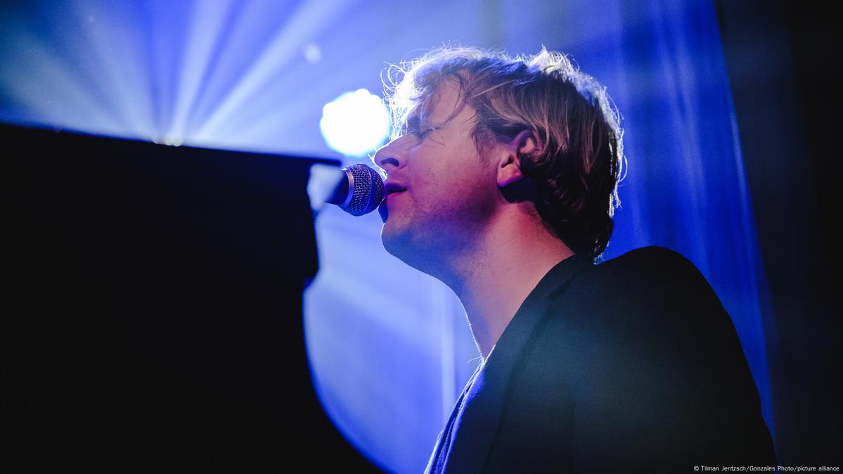 Tom Odell's 'Another Love' reenters charts as protest song – DW – 11/29/2022