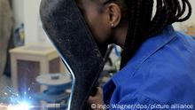 Die Schülerin Hadeiatou aus dem afrikanischen Guinea absolviert am 24.02.2015 in der Metallwerkstatt der Allgemeinen Berufsschule in Bremen einen Kurs im E-Schweißen. Die junge Frau gehört zu den Flüchtlingen, denen es gelang, ihr Leben nach Deutschland zu retten und hier eine Ausbildung zu beginnen. Foto: Ingo Wagner/dpa (zu lni-Korr Flüchtlinge als Fachkräfte: «Man muss fleißig sein» vom 07.04.2015) ++ +++ dpa-Bildfunk +++