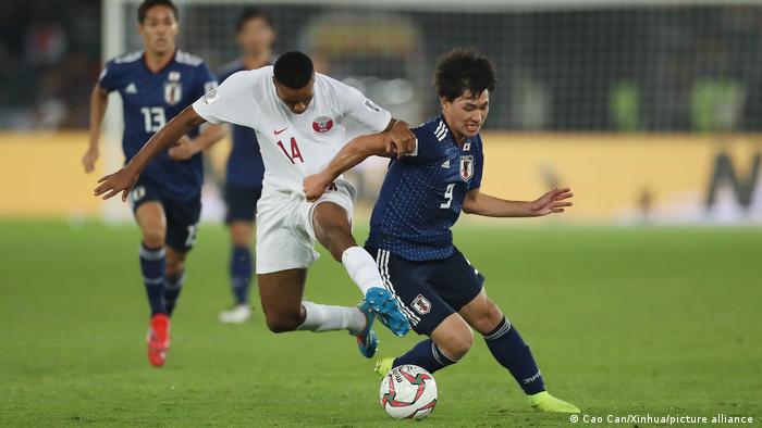 Jugadores de Japón y Qatar en la Copa Asiática 2019.