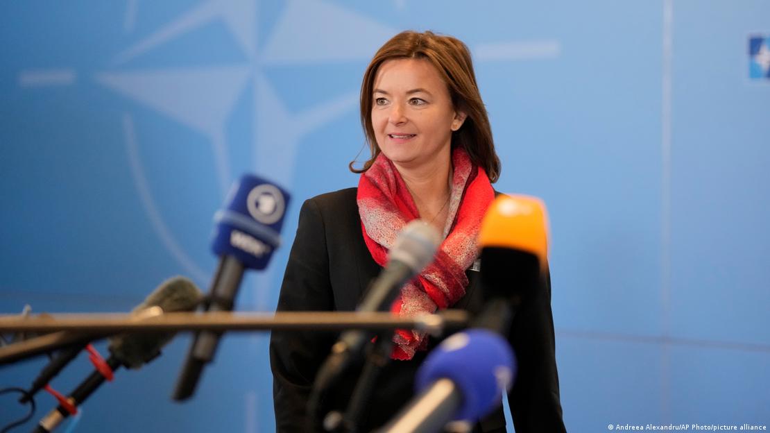 Ministrja e Jashtme sllovene, Tanja Fajon me shall të kuq para mikrofonit