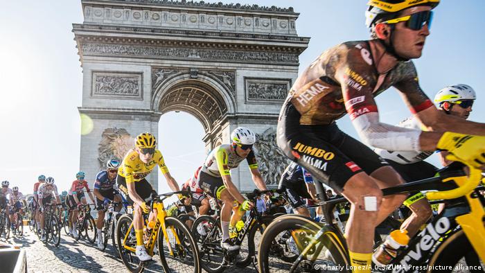Ciclistas junto al Arco de Triunfo en París.