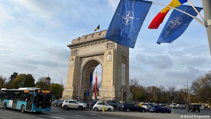 Triumphbogen Bukarest mit NATO-Flaggen