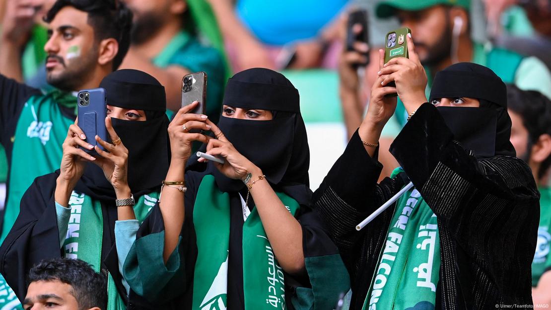 Nữ cổ động viên Saudi Arabia chụp ảnh bằng điện thoại