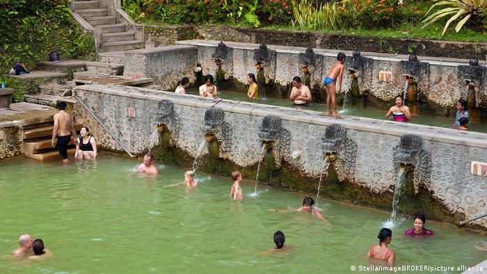 Menschen baden in heißen Quellen auf der Insel Bali im Freien