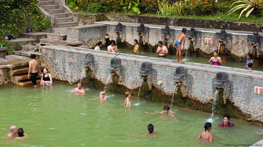Pessoas se banham em fontes termais perto da praia de Lovina, na ilha de Bali