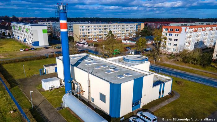 Geothermie: Erdwärmekraftwerk in Neustadt-Glewe dahinter Wohnsiedlungen