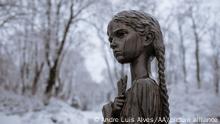 KYIV, UKRAINE - NOVEMBER 27: People visit the memorial to commemorate the victims of the Holodomor, a famine in Soviet Ukraine from 1932 to 1933 that killed millions of Ukrainians, despite the snow in Kyiv, Ukraine on November 27, 2022. Andre Luis Alves / Anadolu Agency
