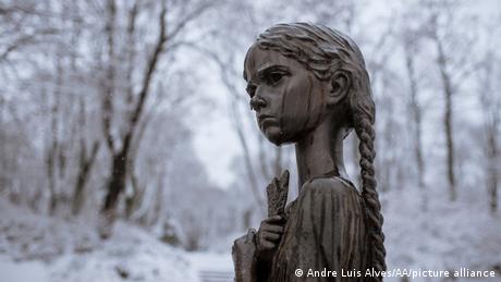Das Holodomor-Denkmal in Kiew zeigt eine Mädchen-Statue. Sie steht im Schnee.