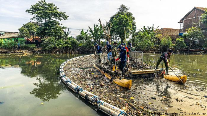 Müll-Fischen auf einem Fluss in Asien