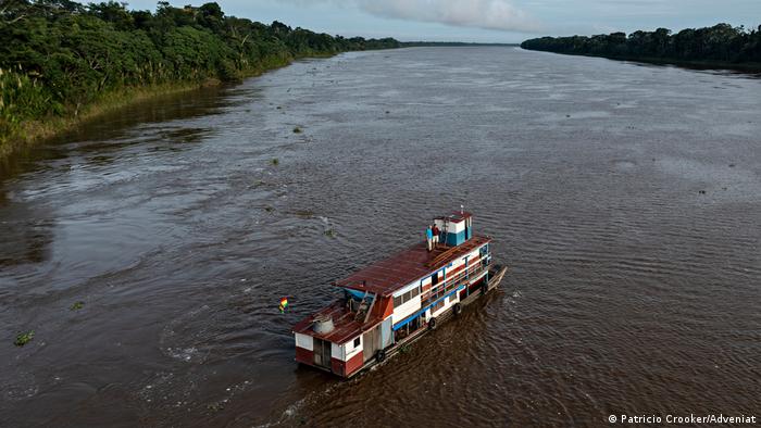 Un barco navega por al río Amazonas en Bolivia.