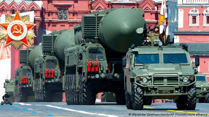 Desfile militar en Rusia, con misiles balísticos. (2020).