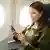 Mujer con un teléfono inteligente en un avión.