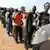 Südsudanesen stehen Schlange vor einem Wahllokal in Juba (Foto: dpa)