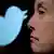 Илон Мъск на фона на логото на Туитър