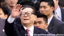 Chinese President Jiang Zemin waves to people welcoming him during his arrival at Macau airport 19 December 1999. Jiang arrived just hours ahead of the return of Macau to Chinese rule after over 400 years of Portuguese administration. dpa |