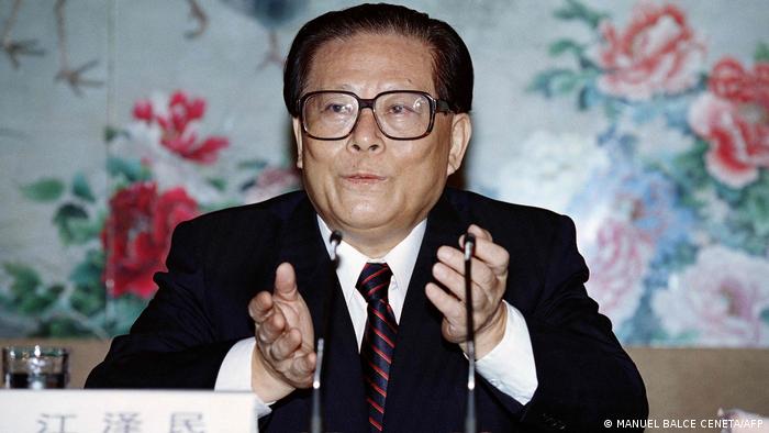 Jiang, que murió de leucemia y fallo multiorgánico en Shanghái, tomó el poder luego de la represión de la plaza Tiananmén y lideró China hacia su surgimiento como una potencia global. Cuando abandonó su cargo como presidente en 2003, China era miembro de la Organización Mundial del Comercio (OMC) y había obtenido la organización de los Juegos Olímpicos de 2008 (30.11.2022).