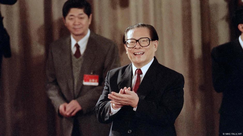 江澤民於2022年11月30日在上海逝世，享年96歲。圖為1992年10月，時任中共中央總書記江澤民在介紹新一屆政治局常委的新聞發布會上