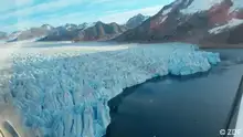 Verwendung nur im Zusammenhang mit dieser Dokumentation! *** Sendung: Dokumentation Arctic Blue - Machtpoker im schmelzenden Eis Sendedatum: 22. Dezember 2022
Schon bald wird die Arktis im Sommer eisfrei sein. Wo sich viele um die Folgen für das weltweite Klima sorgen, sehen Länder wie Russland, die USA, aber auch China und Kanada große Chancen im Hinblick auf neue Handelswege, Bodenschätze und Tourismus.
Fotograf: ©ZDF (Stills aus einer ZDF-Doku)
Arktis, Grönland, Russland, USA, Kanada, Klimakrise, Norwegen, Bodenschätze, Handelsrouten, nationale Interessen, Konflikte 