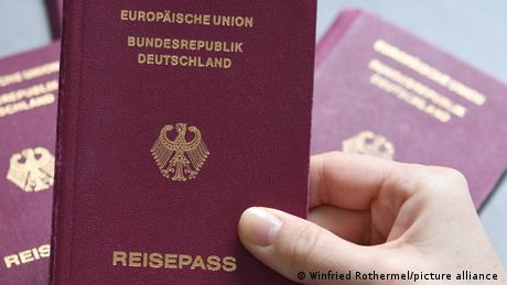 Durch das neue Staatsangehörigkeitsgesetz sollen Einbürgerungen beschleunigt und doppelte Staatsbürgerschaften ermöglicht werden.