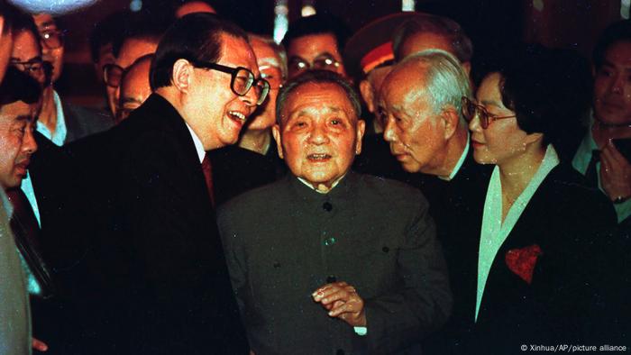 1992年10月19日，邓小平和女儿邓榕以及江泽民、万里在北京人民大会堂