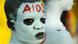 Weiß-geschminktes Gesicht mit den Buchstaben "AIDS" in Rot auf der Stirn Weiß-geschminktes Gesicht mit den Buchstaben "AIDS" in Rot auf der Stirn