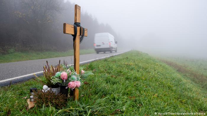 Ein Holzkreuz am Tatort an der Kreisstraße 22 bei Kusel erinnert an die Ermordung der beiden Polizeibeamten