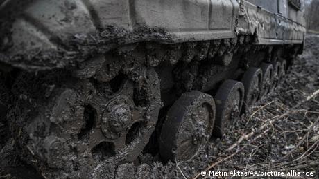 Zabłocone gąsienice czołgu w okolicach Doniecka urzęzły na dobre w bagnie.