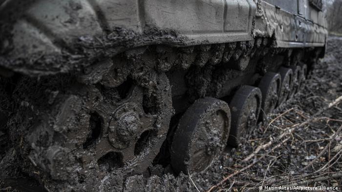 Las placas de acero de un tanque se hunden en el fango en la región de Donetsk. El inicio del invierno crea un terreno difícil que podría dificultar las operaciones de combate. O ponerlas en espera. Ya parece que será un invierno duro en Ucrania. Mientras tanto, Rusia continúa con sus ataques aéreos.