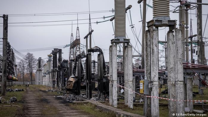 Esta imagen muestra el aparellaje eléctrico de alto voltaje dañado en la central eléctrica de Ukrenergo, en el centro de Ucrania. Desde que el ejército ruso se retiró de algunas áreas en disputa después de que las tropas ucranianas recuperaran algunas ciudades, ha estado atacando la infraestructura civil de manera más fuerte.