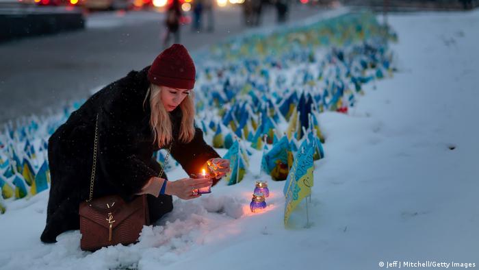 En la plaza de la Independencia, en Kiev, una mujer enciende una vela en honor de las víctimas de la guerra. Esta es la primera nevada fuerte de la temporada y la gente espera un invierno duro. El ataque a las centrales eléctricas sigue provocando apagones en gran parte del país. El gobierno está haciendo todo lo posible para organizar equipos técnicos para mantener el suministro de energía.