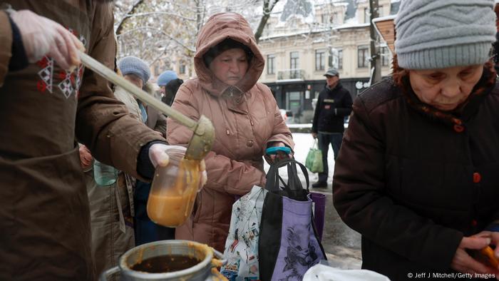 Una organización benéfica proporciona comidas calientes y guantes a las personas en una calle de Kiev. Los ministros de Relaciones Exteriores de la OTAN se reunieron en Bucarest esta semana, y además de la defensa, discutieron más ayuda para Ucrania, que también incluiría asistencia para la infraestructura energética bombardeada.
