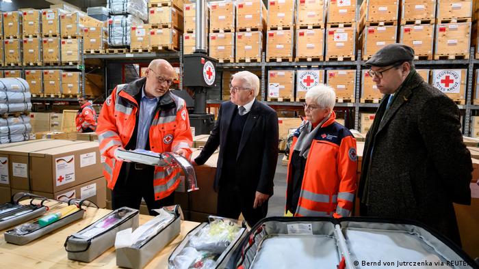 En Alemania, las colectas benéficas para Ucrania están en pleno apogeo. En esta imagen, el embajador de Ucrania en Alemania, Oleksii Makeiev, el presidente alemán Frank-Walter Steinmeier y Gerda Hasselfeldt, directora de la Cruz Roja Alemana, inspeccionan los suministros de ayuda para Ucrania.