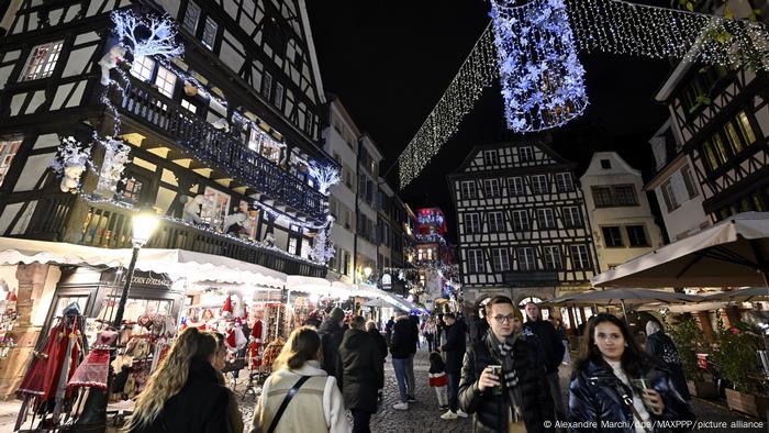 Ubicada en la frontera alemana en la región de Alsacia, la ciudad francesa de Estrasburgo se llama a sí misma capital de la navidad, ya que alberga el mercado navideño más antiguo de Francia, que data de 1570. 