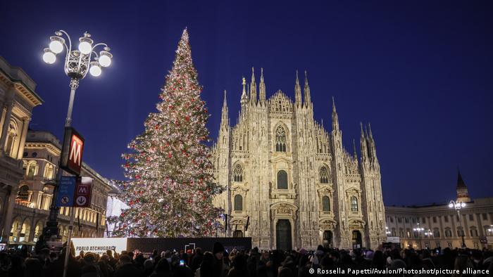 Uno de los mercados navideños italianos más impresionantes se encuentra al pie del icónico Duomo de Milán. 