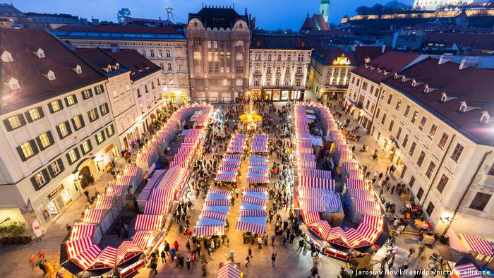 Uno de los mercados navideños más encantadores está en el corazón de la capital eslovaca, en la plaza Hlavne Namestie. 