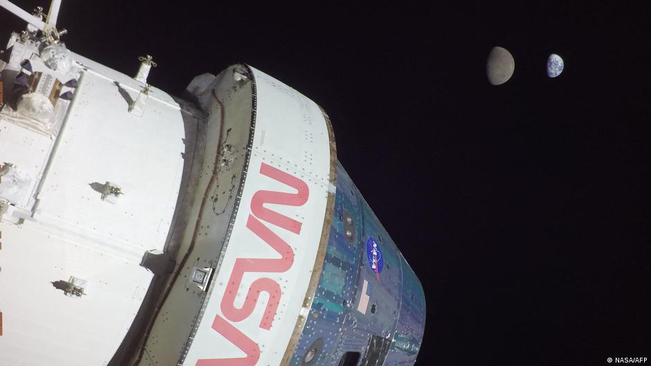 Vista da Terra em formato crescente vista do espaço profundo durante a missão Artemis II da NASA