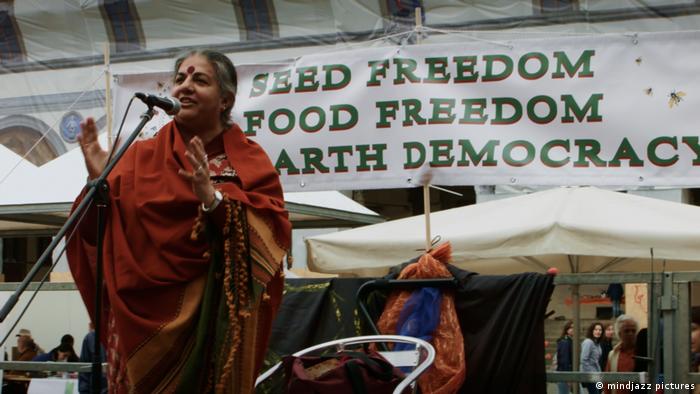 Eine Szene des Films Vandana Shiva - Ein Leben für die Erde zeigt die Aktivistin bei einer Kundgebung auf einer Bühne.