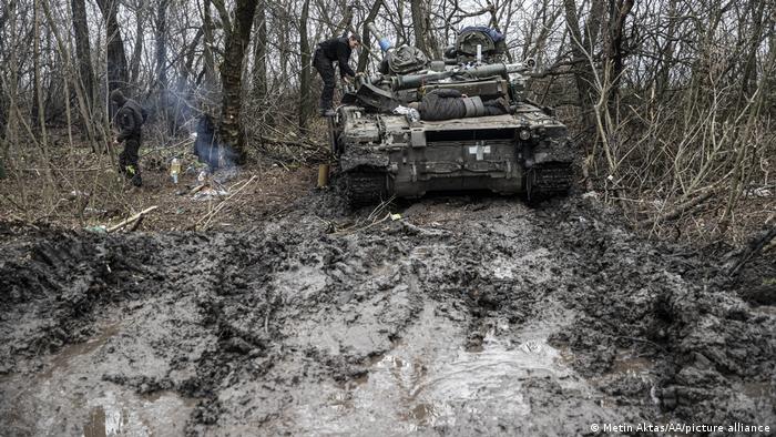 El barro restringe la movilidad en el frente de Donetsk.